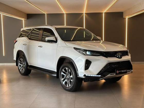 TOYOTA HILUX SW4 2.8 D-4D TURBO DIESEL SRX PLATINUM 7L 4X4 AUTOMÁTICO